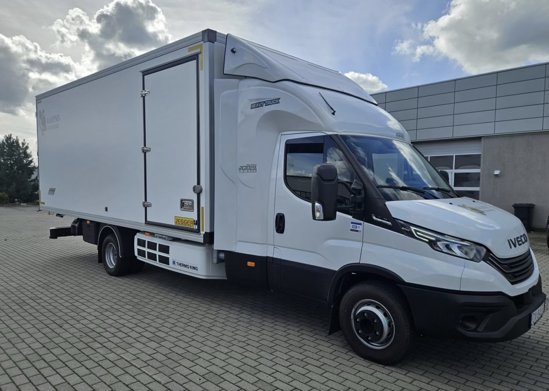 IVECO Daily z zabudową chłodniczą — widok z boku