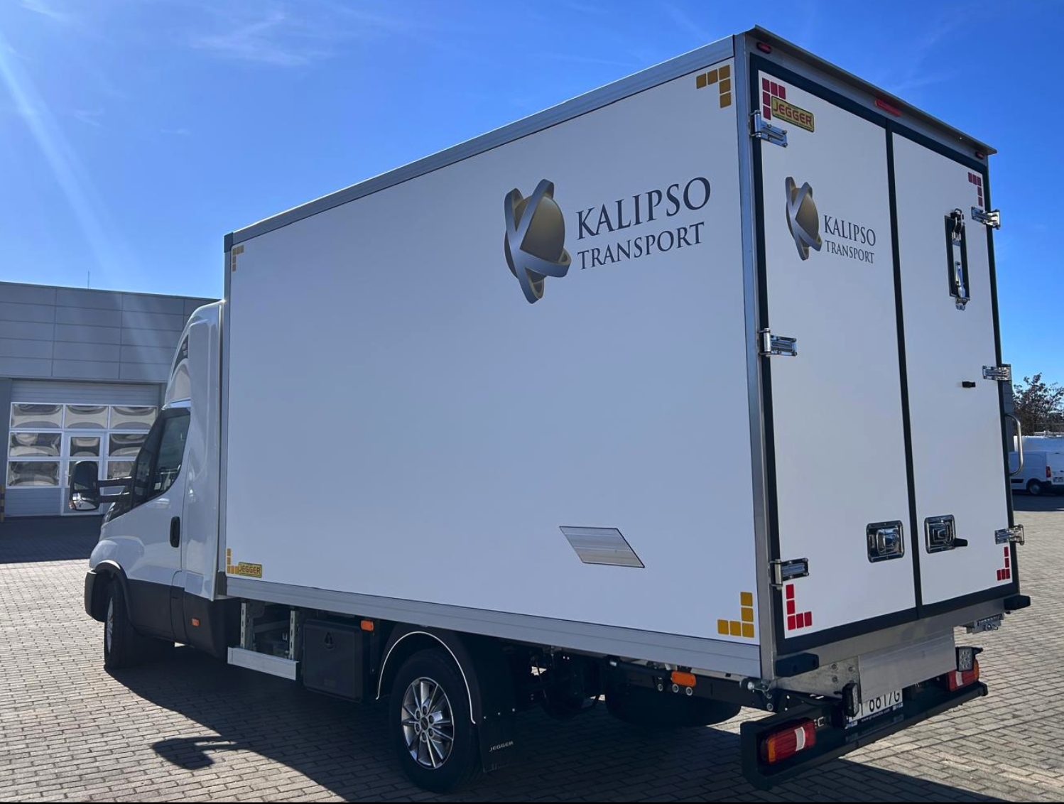 Tylne drzwi chłodni z logo Kalipso Transport